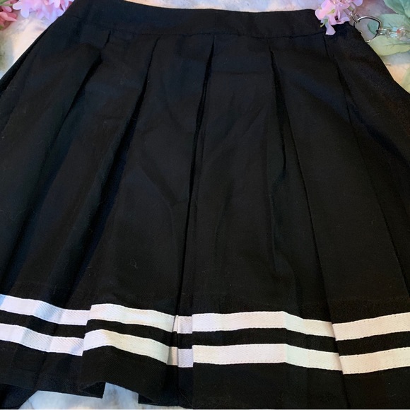 HOT TOPIC pleated skirt - Picture 2 of 3